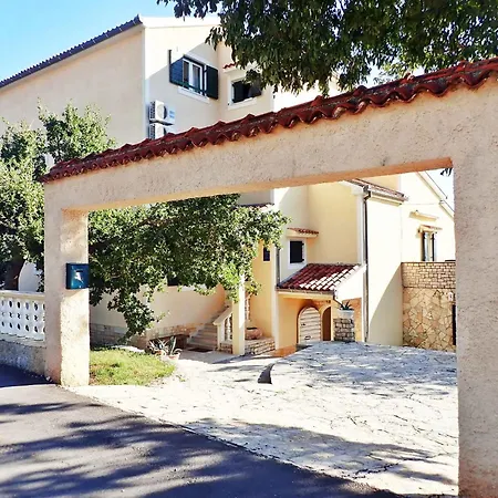 In Starigrad-paklenica 44165 Apartment *